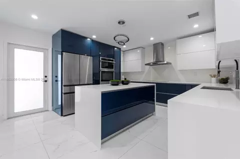 Kitchen - 4205 E 10th Ave, Hialeah, FL 33013 photo 1 of 6