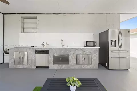 Kitchen - 4205 E 10th Ave, Hialeah, FL 33013 photo 6 of 6