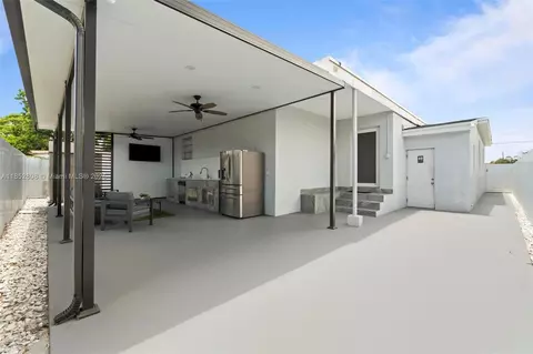 Exterior - 4205 E 10th Ave, Hialeah, FL 33013 photo 4 of 4