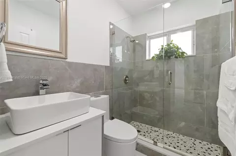 Bath - 4205 E 10th Ave, Hialeah, FL 33013 photo 2 of 3