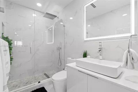 Bath - 4205 E 10th Ave, Hialeah, FL 33013 photo 1 of 3