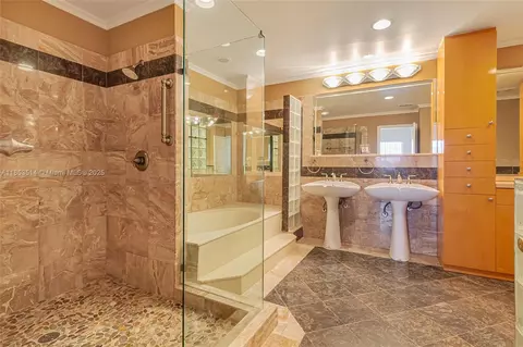 7725 NW 192nd St, Hialeah, FL 33015