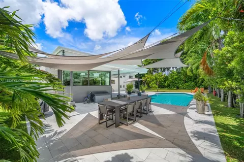 Exterior - 251 E Shore Dr E, Miami, FL 33133 photo 4 of 8