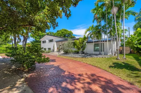 Exterior - 251 E Shore Dr E, Miami, FL 33133 photo 8 of 8