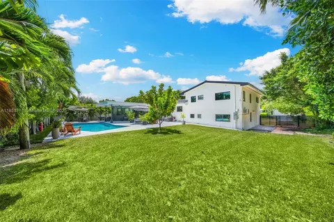 Exterior - 251 E Shore Dr E, Miami, FL 33133 photo 6 of 8