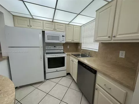 1638 Embassy Dr #307, West Palm Beach, FL 33401