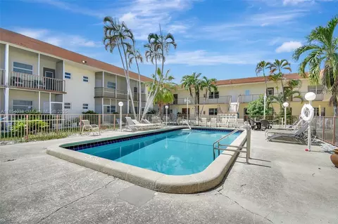 415 NE 2nd St #201, Hallandale Beach, FL 33009