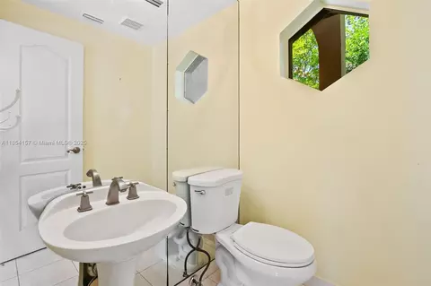 Bath - 4635 NW 99th Ln, Coral Springs, FL 33076 photo 4 of 4