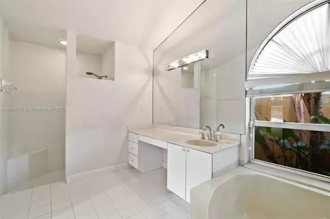Bath - 4635 NW 99th Ln, Coral Springs, FL 33076 photo 2 of 4