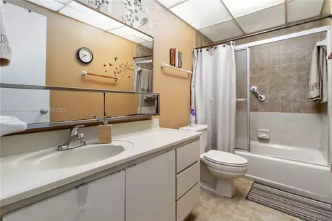 Bath - 765 W 80th St, Hialeah, FL 33014 photo 2 of 2