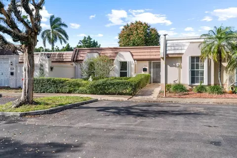 7417 Twin Sabal Dr, Miami Lakes, FL 33014