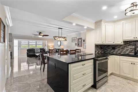 329 SE 3rd St #105T, Hallandale Beach, FL 33009