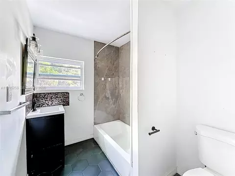 Bath - 796 NE 85th St, Miami, FL 33138 photo 3 of 6
