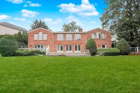 66 Cromwell Cir, Staten Island, NY 10304