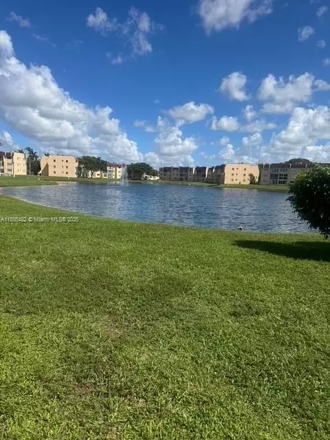 8920 Sunrise Lks #105, Sunrise, FL 33322