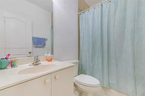 Bath - 21445 SW 85th Path, Cutler Bay, FL 33189 photo 3 of 3