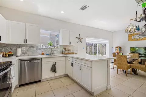 Kitchen - 21445 SW 85th Path, Cutler Bay, FL 33189 photo 2 of 2