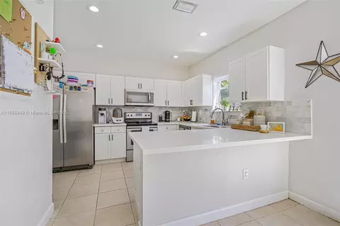 Kitchen - 21445 SW 85th Path, Cutler Bay, FL 33189 photo 1 of 2