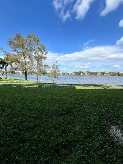 5065 Wiles Rd #103, Coconut Creek, FL 33073