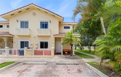 7423 NW 182nd St, Hialeah, FL 33015