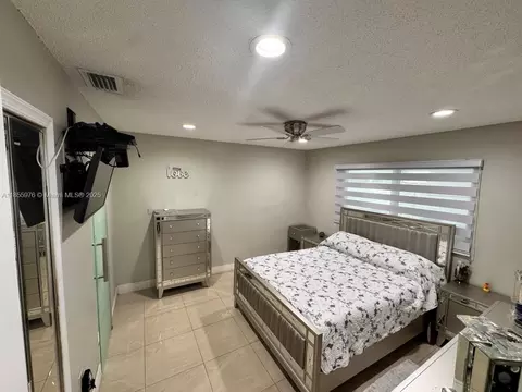 Bedroom - 11425 NW 87th Pl, Hialeah Gardens, FL 33018 photo 4 of 5