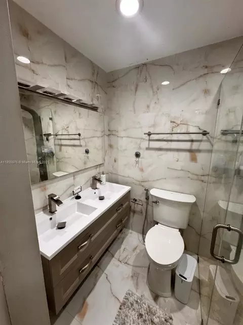 Bath - 11425 NW 87th Pl, Hialeah Gardens, FL 33018 photo 2 of 2