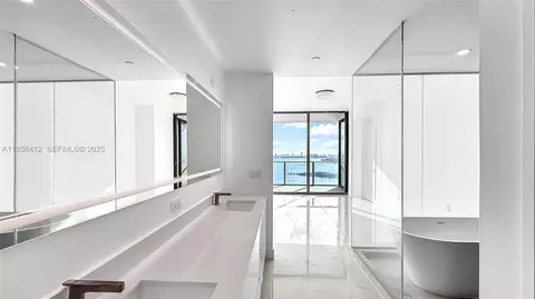 Bath - 700 NE 24th St #2704, Miami, FL 33137 photo 2 of 3