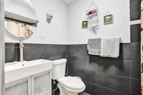Bath - 6925 W 3rd Ave, Hialeah, FL 33014 photo 3 of 5