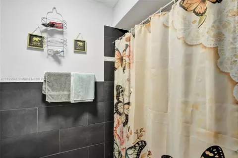 Bath - 6925 W 3rd Ave, Hialeah, FL 33014 photo 4 of 5