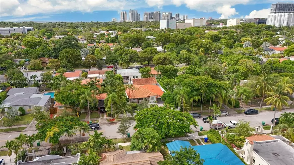View/Area - 2350 SW 24th Ter, Miami, FL 33145 photo 5 of 8