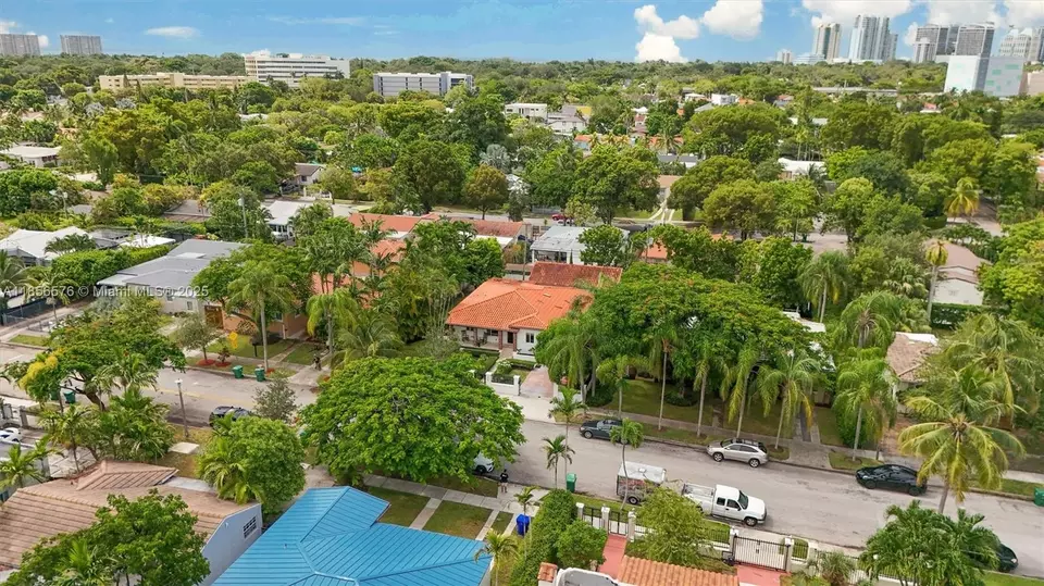 View/Area - 2350 SW 24th Ter, Miami, FL 33145 photo 4 of 8