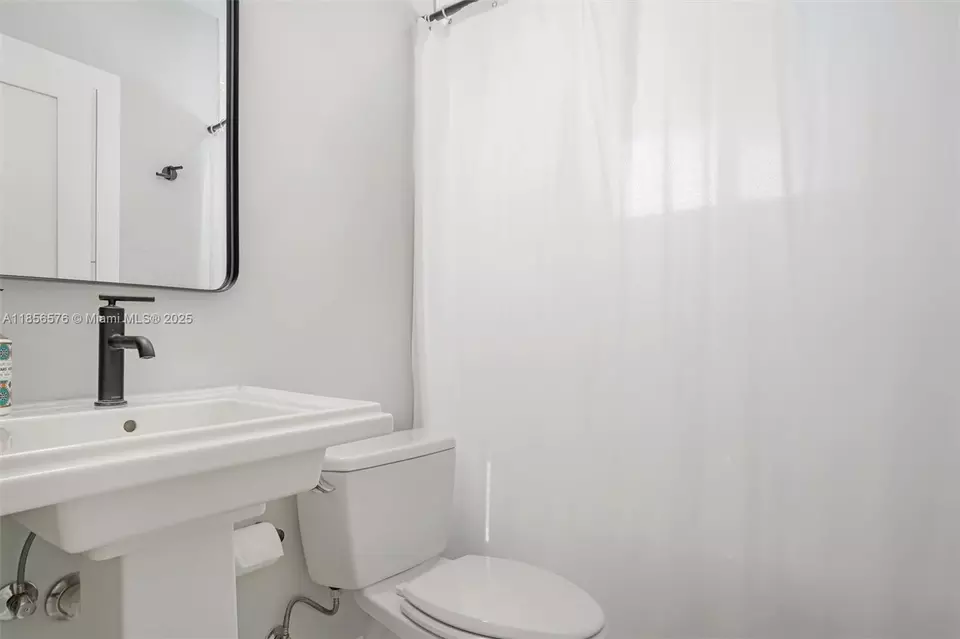 Bath - 2350 SW 24th Ter, Miami, FL 33145 photo 3 of 8