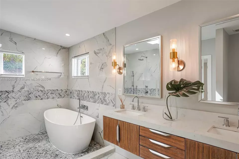 Bath - 2350 SW 24th Ter, Miami, FL 33145 photo 7 of 8