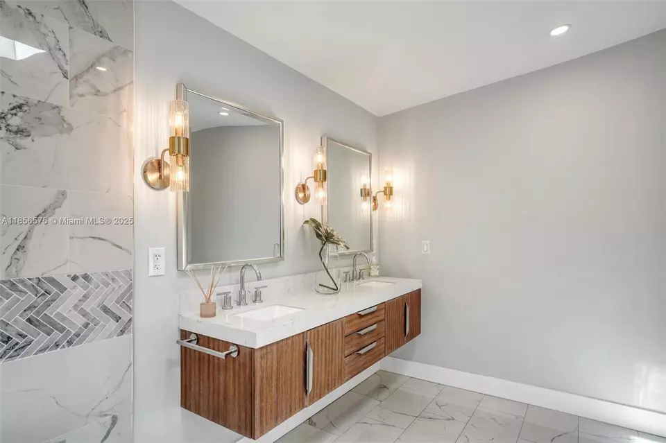Bath - 2350 SW 24th Ter, Miami, FL 33145 photo 8 of 8