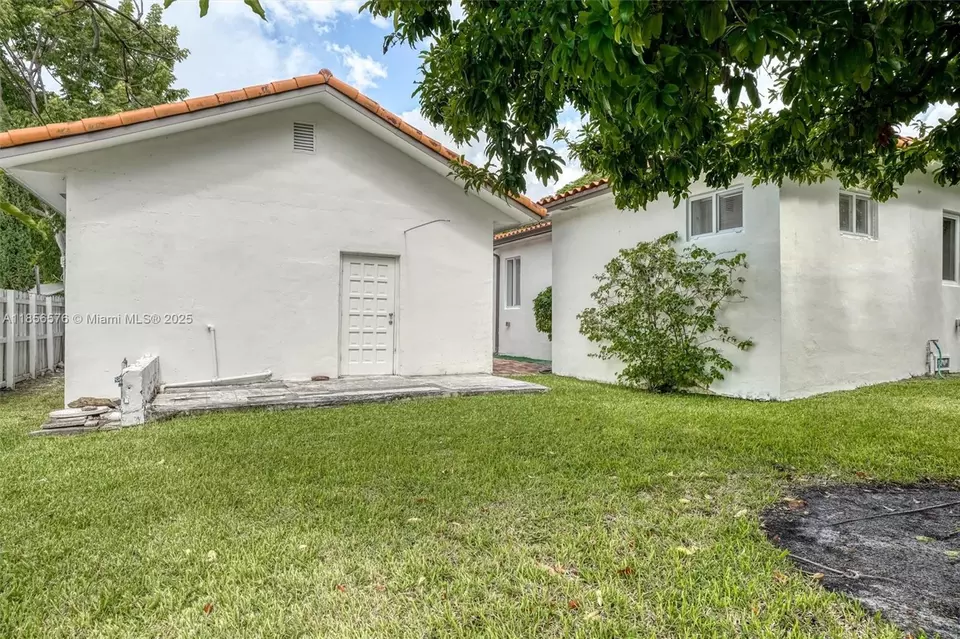 Exterior - 2350 SW 24th Ter, Miami, FL 33145 photo 13 of 16