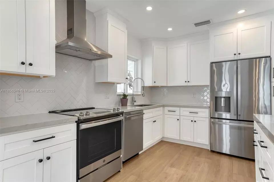 Kitchen - 2350 SW 24th Ter, Miami, FL 33145 photo 4 of 6