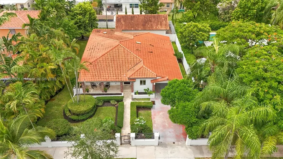 View/Area - 2350 SW 24th Ter, Miami, FL 33145 photo 2 of 8