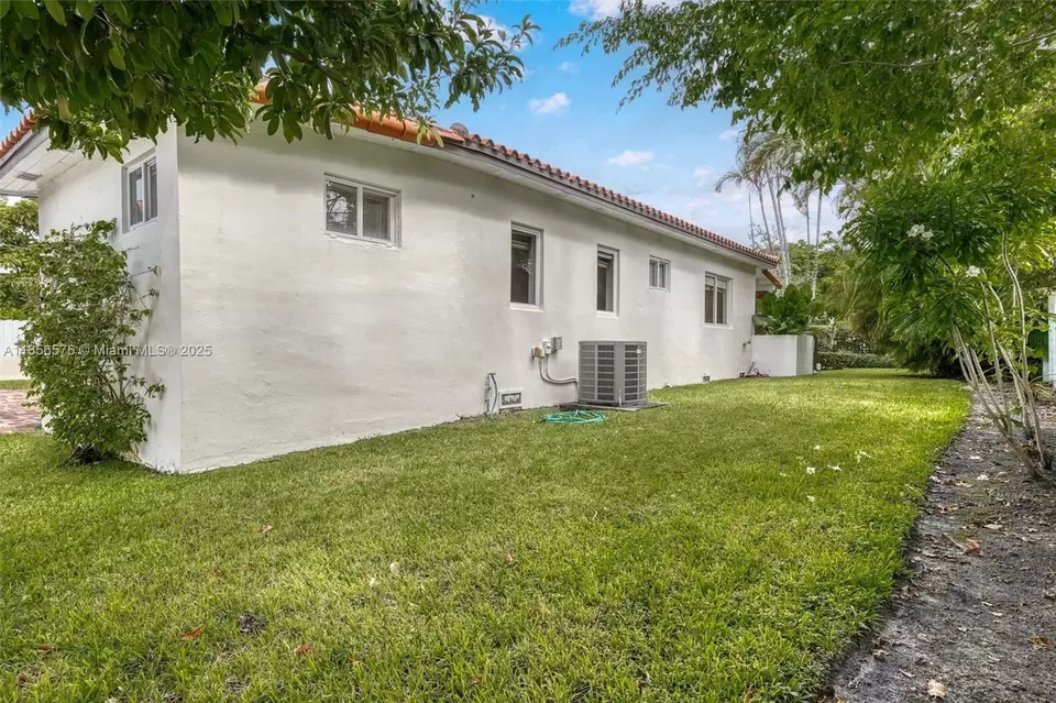 Exterior - 2350 SW 24th Ter, Miami, FL 33145 photo 14 of 16