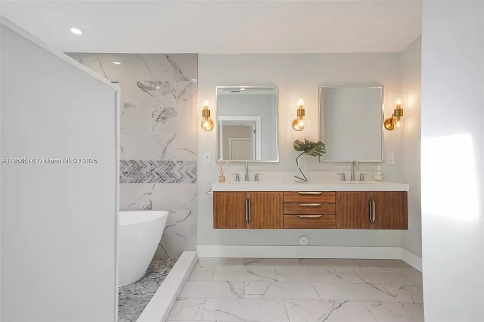 Bath - 2350 SW 24th Ter, Miami, FL 33145 photo 4 of 8