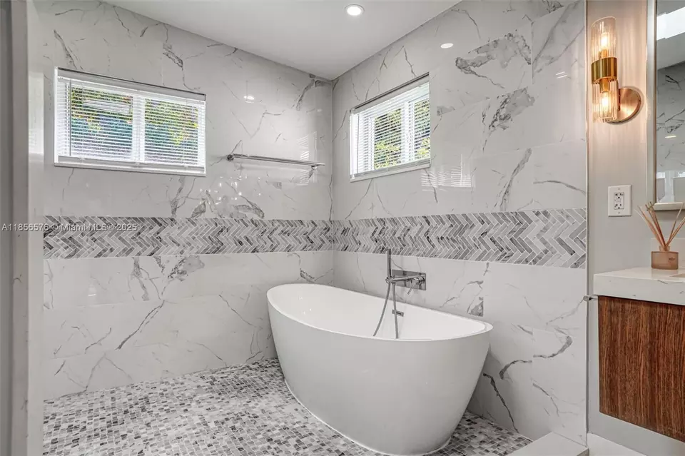 Bath - 2350 SW 24th Ter, Miami, FL 33145 photo 6 of 8