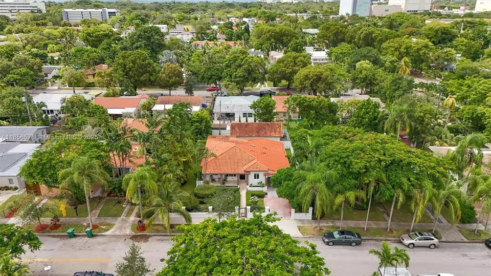 View/Area - 2350 SW 24th Ter, Miami, FL 33145 photo 3 of 8