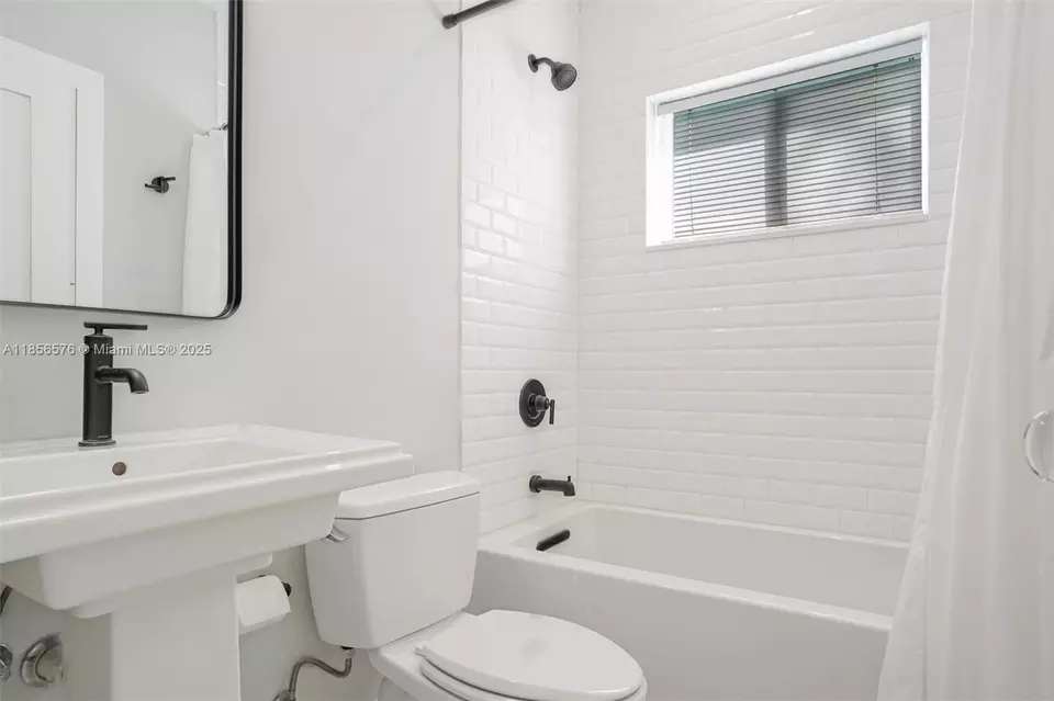 Bath - 2350 SW 24th Ter, Miami, FL 33145 photo 2 of 8