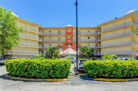 8290 Lake Dr #443, Doral, FL 33166