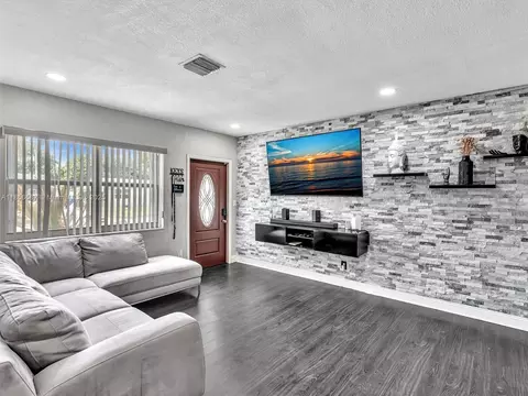 7011 Scott St, Hollywood, FL 33024