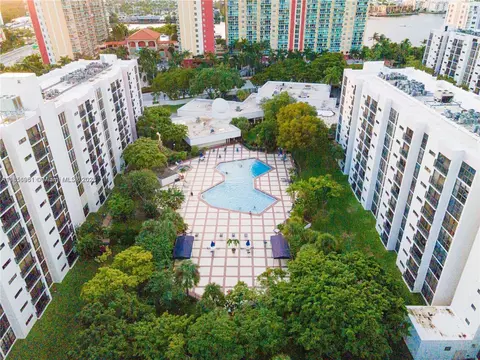 16919 N Bay Rd #206, Sunny Isles Beach, FL 33160