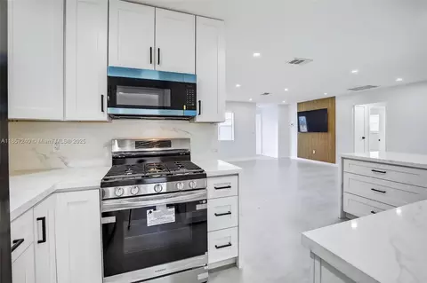 6861 NW 24th St, Sunrise, FL 33313