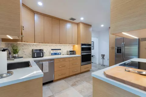 Kitchen - 677 Hampton Ln, Key Biscayne, FL 33149 photo 1 of 3