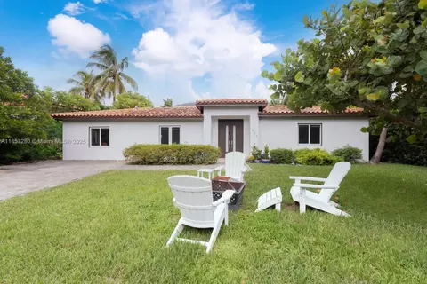 Exterior - 677 Hampton Ln, Key Biscayne, FL 33149 photo 3 of 6
