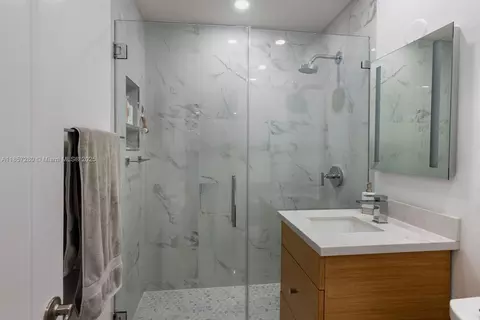 Bath - 677 Hampton Ln, Key Biscayne, FL 33149 photo 2 of 4