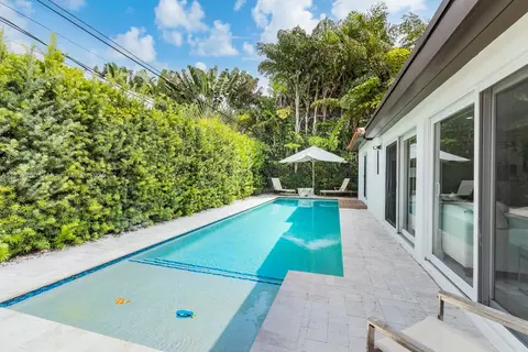Exterior - 677 Hampton Ln, Key Biscayne, FL 33149 photo 5 of 6